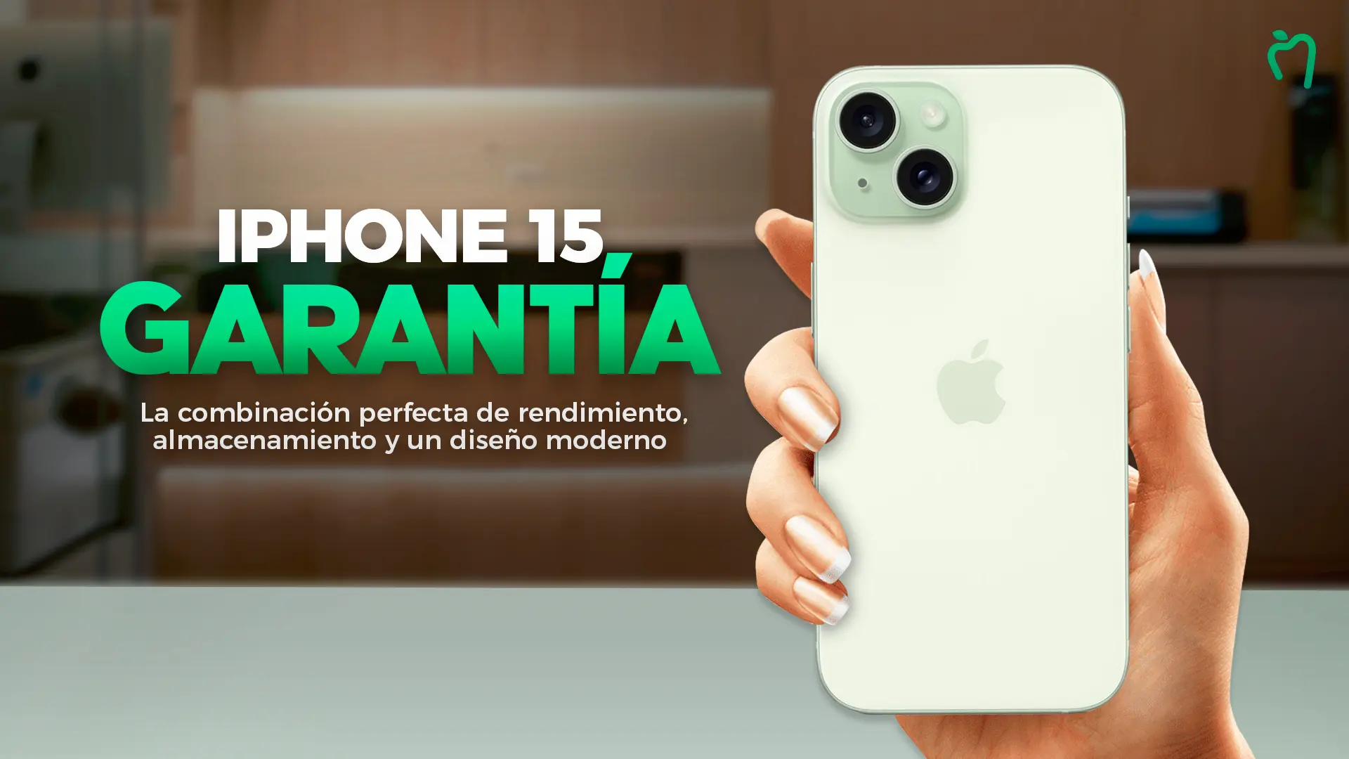 Un iPhone 15 verde claro sostenido por una mano frente a un fondo desenfocado de interior, con el texto “IPHONE 15. GARANTÍA” a la izquierda.