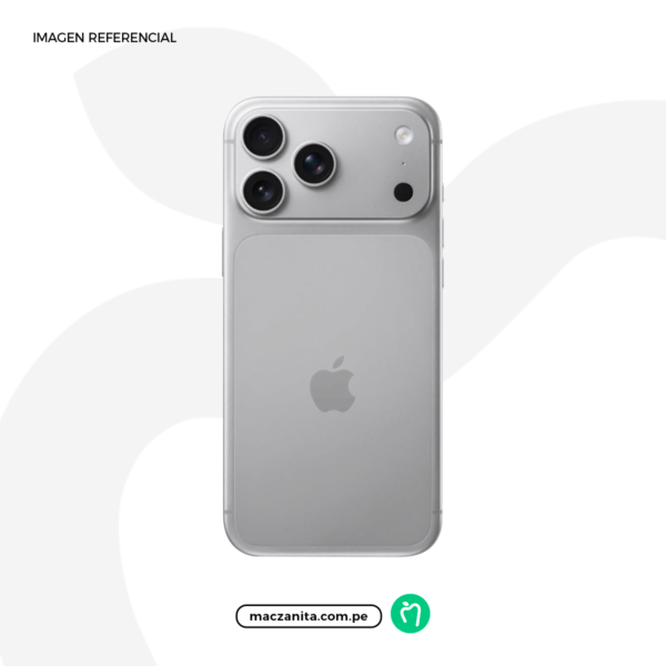 Parte trasera de un iPhone gris con tres cámaras y el logotipo de Apple, sobre un fondo blanco con formas grises suaves.